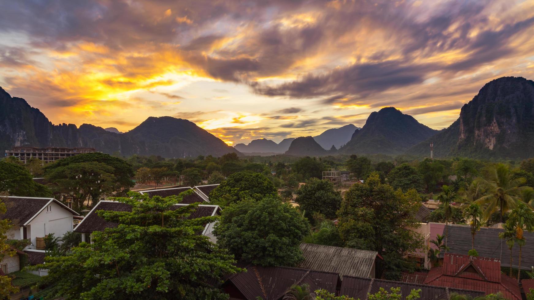 panorama Visão panorama às pôr do sol dentro vang vieng, Laos. foto