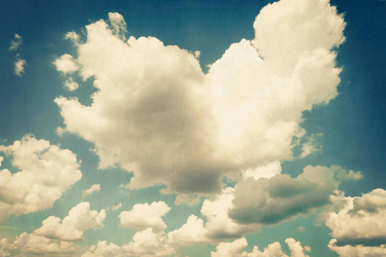 azul céu e nuvens fundo textura vintage com espaço foto