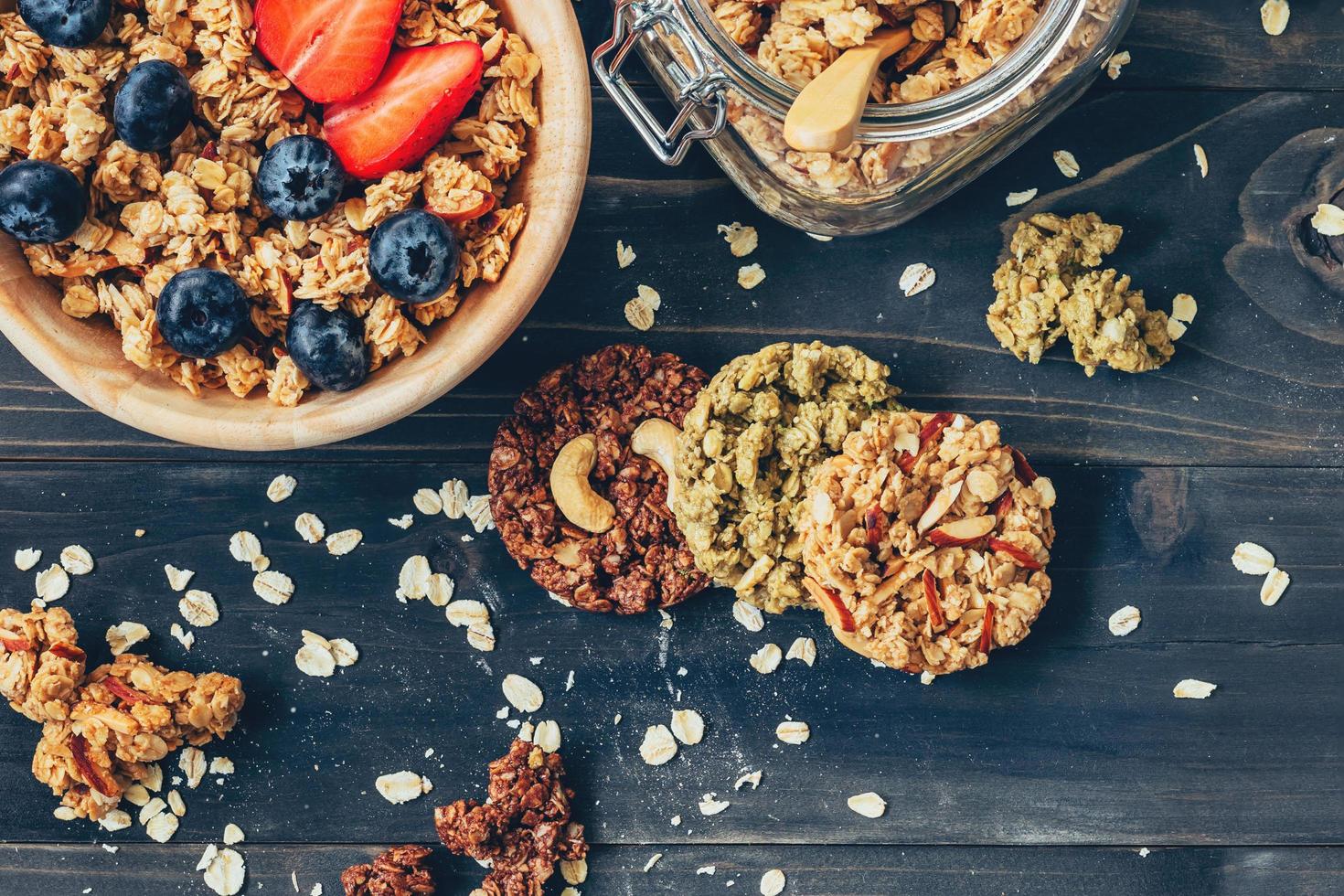 caseiro granola e fresco bagas em madeira mesa com espaço. foto