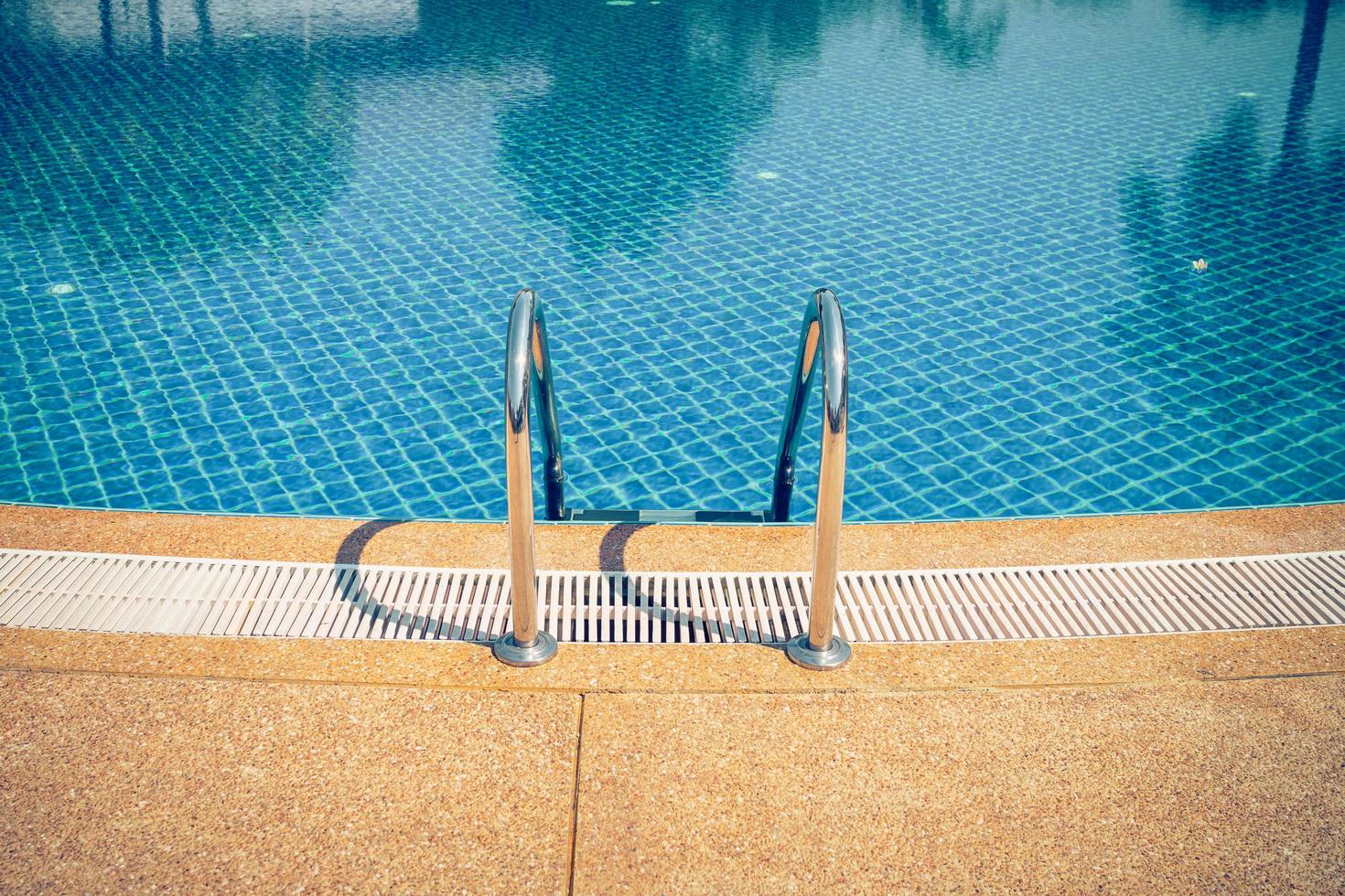 piscina com escada no centro esportivo foto