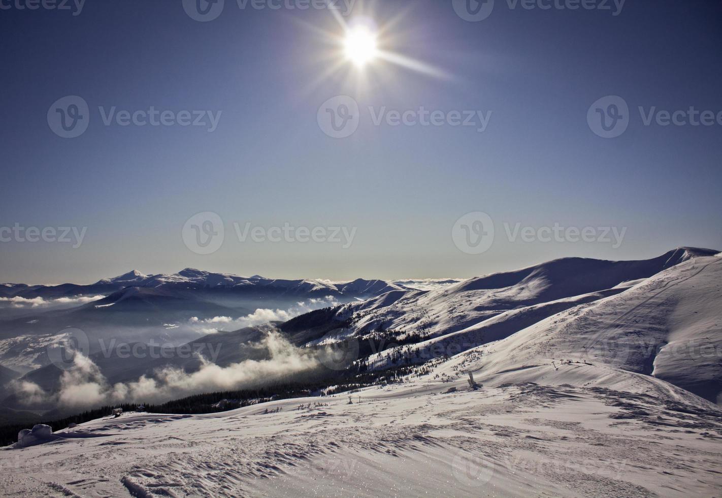 brilhante Sol acima Nevado montanha declives e nuvens panorama foto