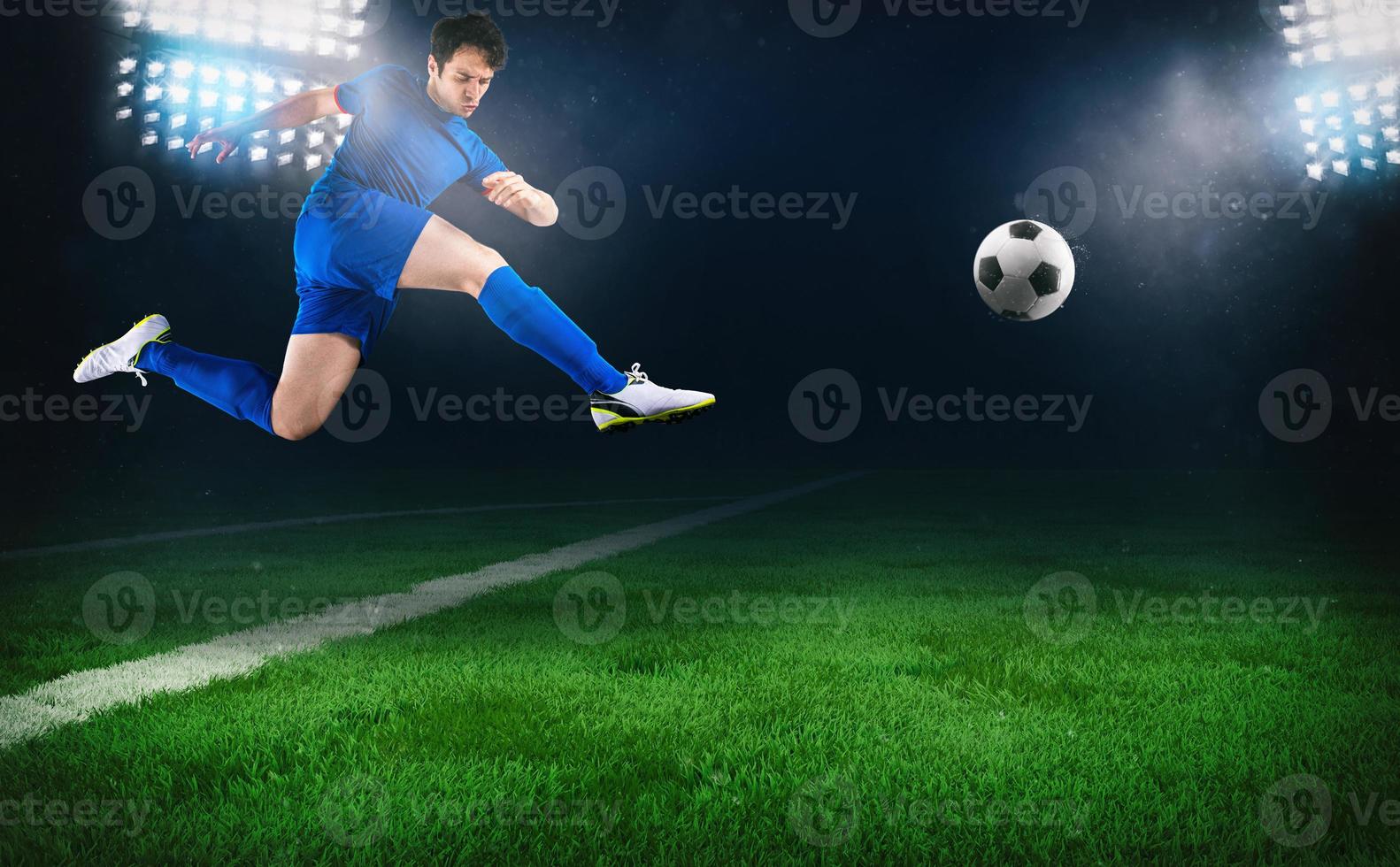 futebol cena às noite Combine com uma futebol jogador corrida para pontapé a bola às a estádio foto