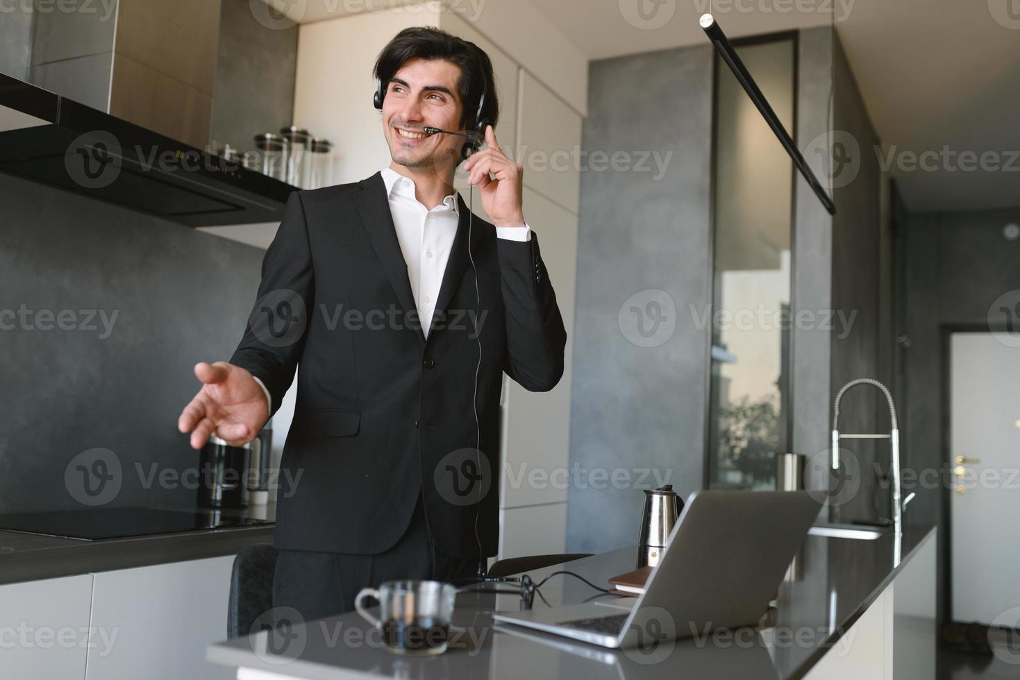 homem teletrabalhador trabalho às casa com uma Smartphone. foto