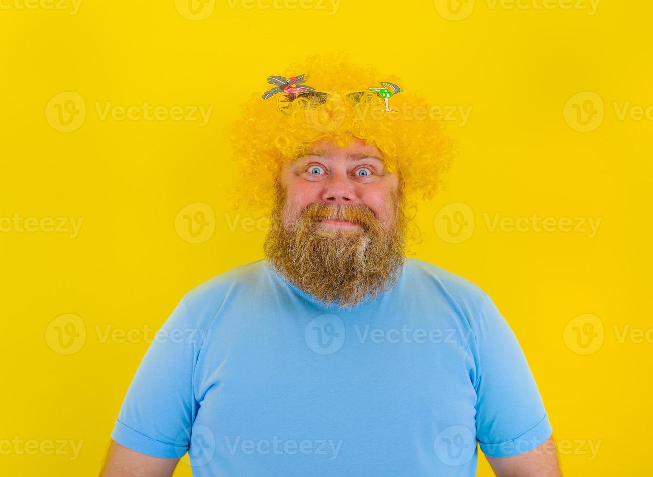 gordo feliz homem com peruca dentro cabeça e oculos de sol foto
