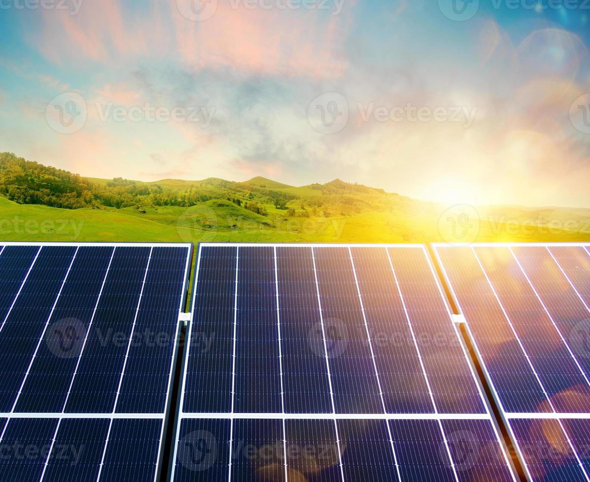 renovável energia sistema com solar painel e verde montanha foto