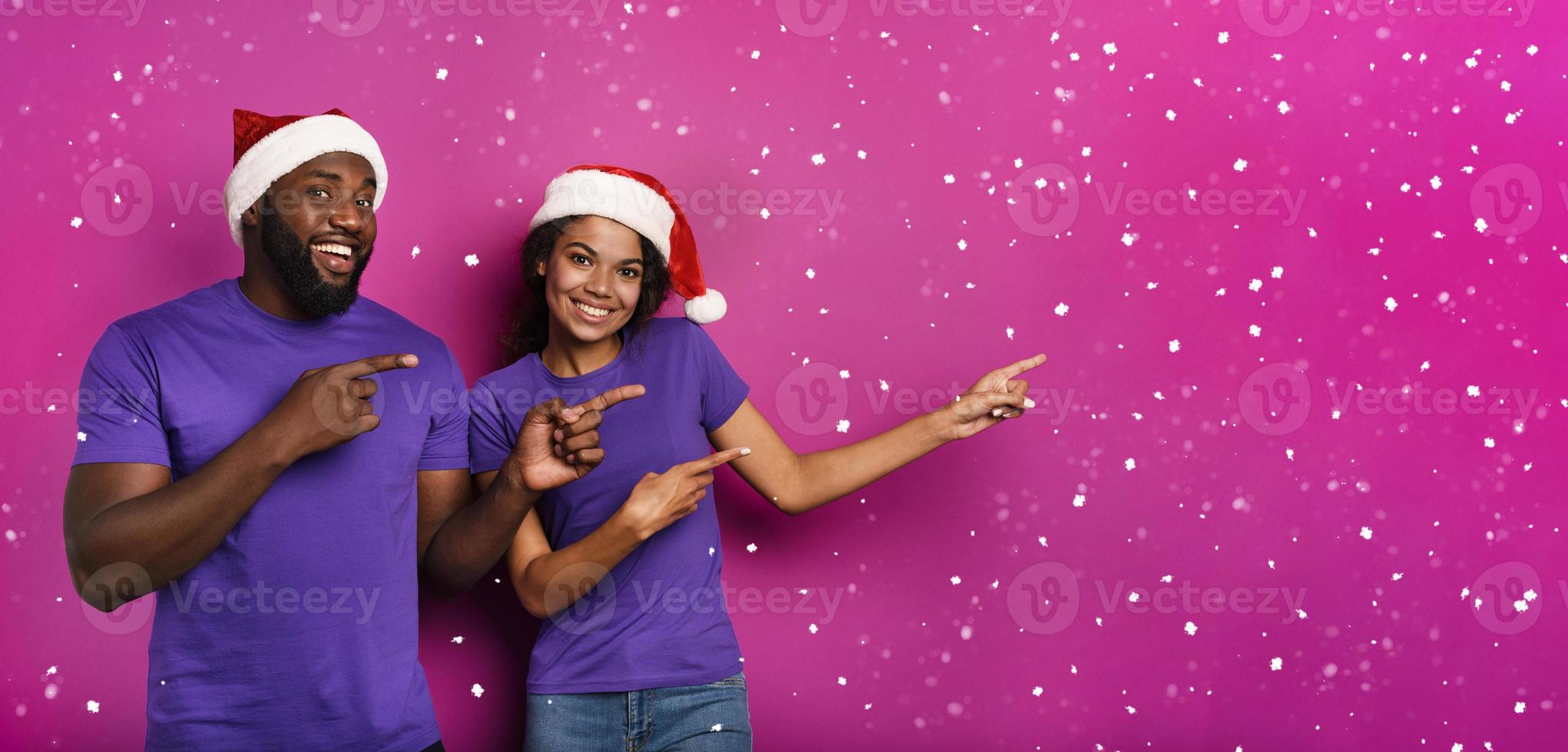 espantado amigos surpreso de a chegada do Natal. roxa fundo foto