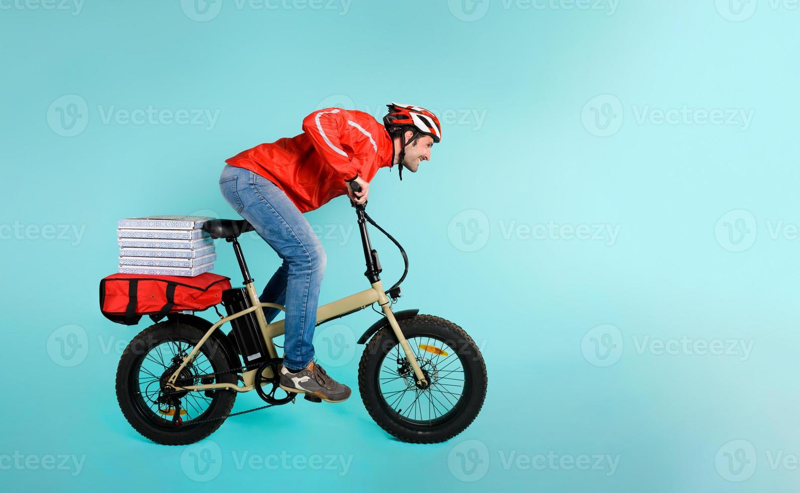 entregador corre velozes com elétrico bicicleta para entregar pizza foto