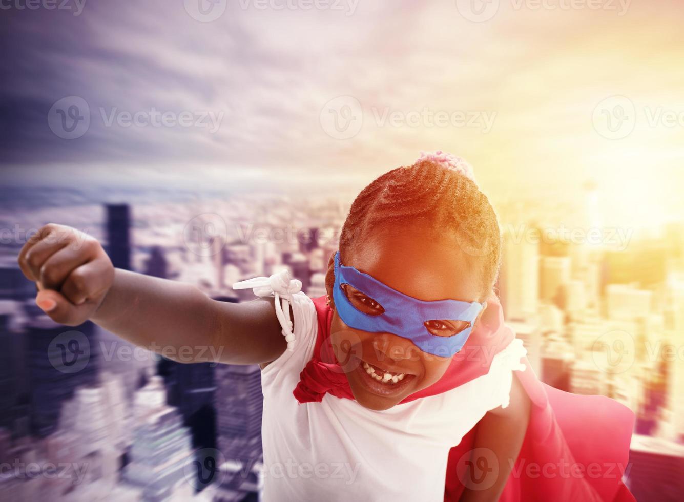 criança age como um super-herói para salvar o mundo foto