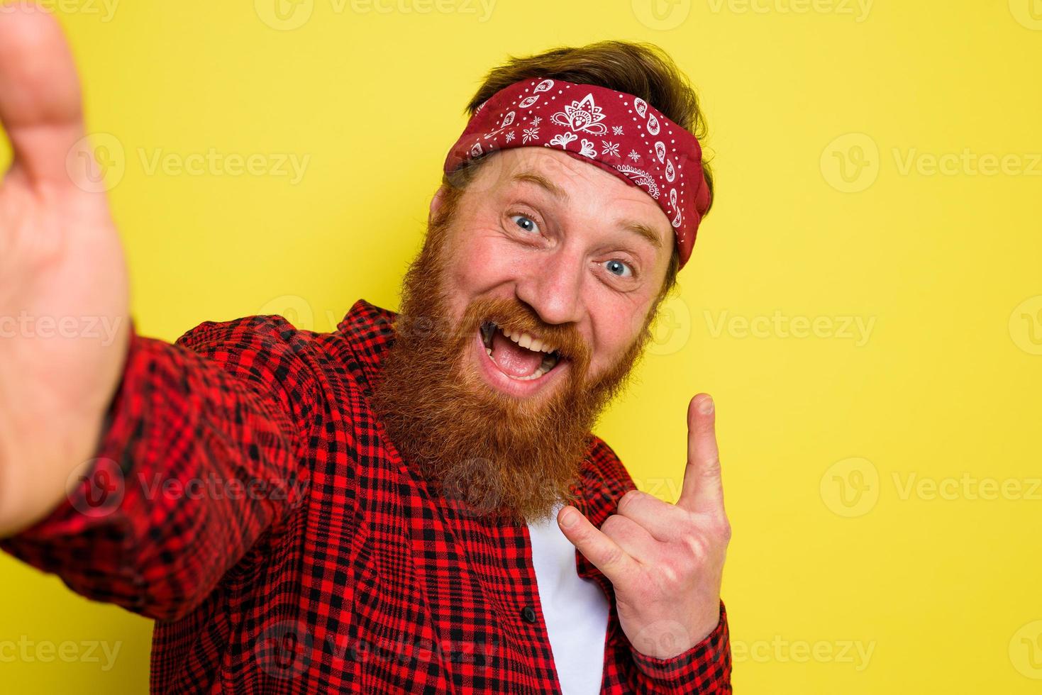 feliz homem com barba e bandana dentro cabeça foto