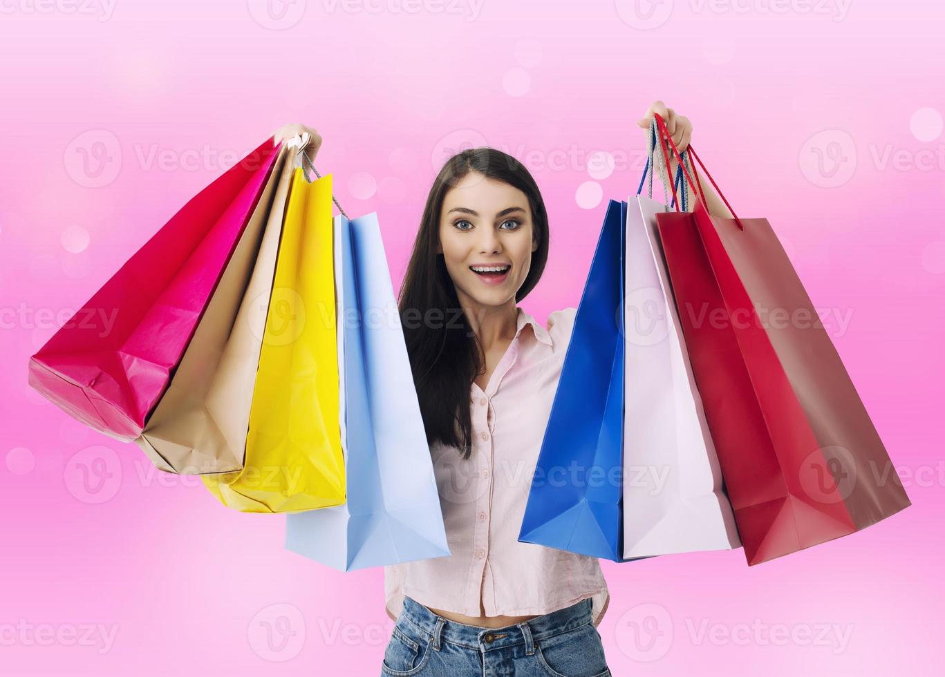 feliz mulher com compras bolsas dentro mão foto