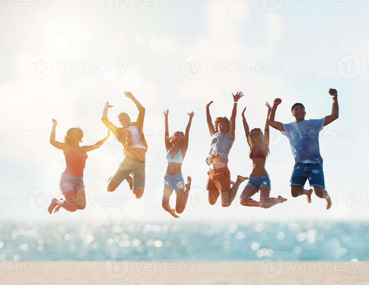 feliz sorridente amigos pulando às a de praia foto