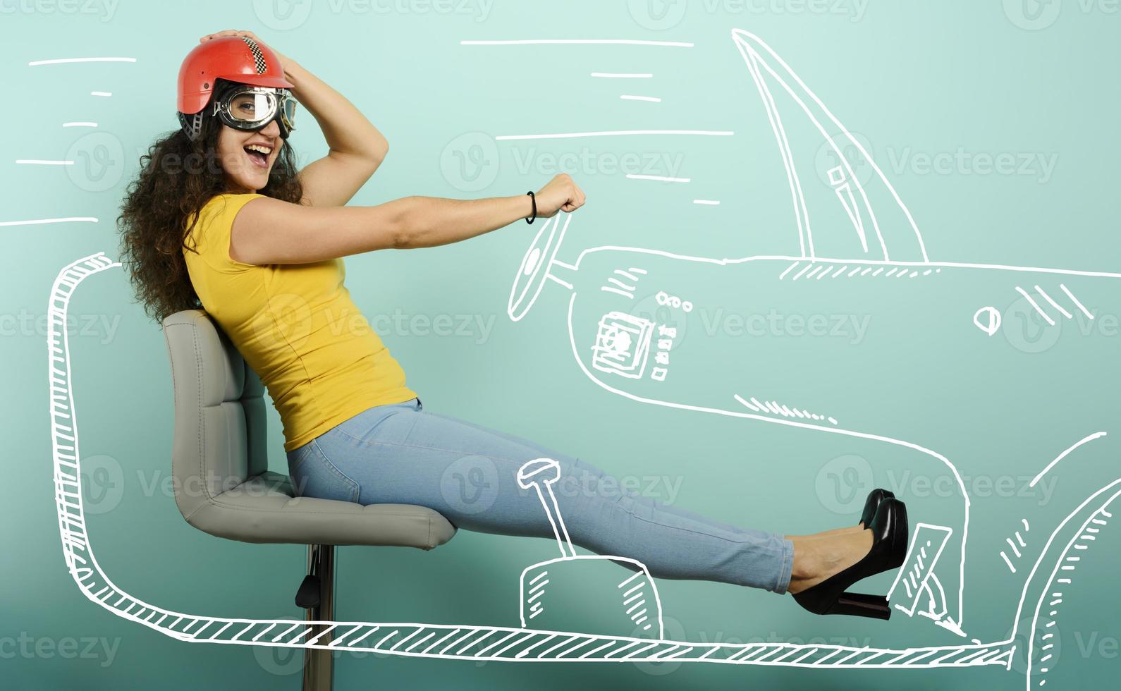 mulher com vermelho capacete pensa para dirigir uma velozes carro. ciano fundo. foto