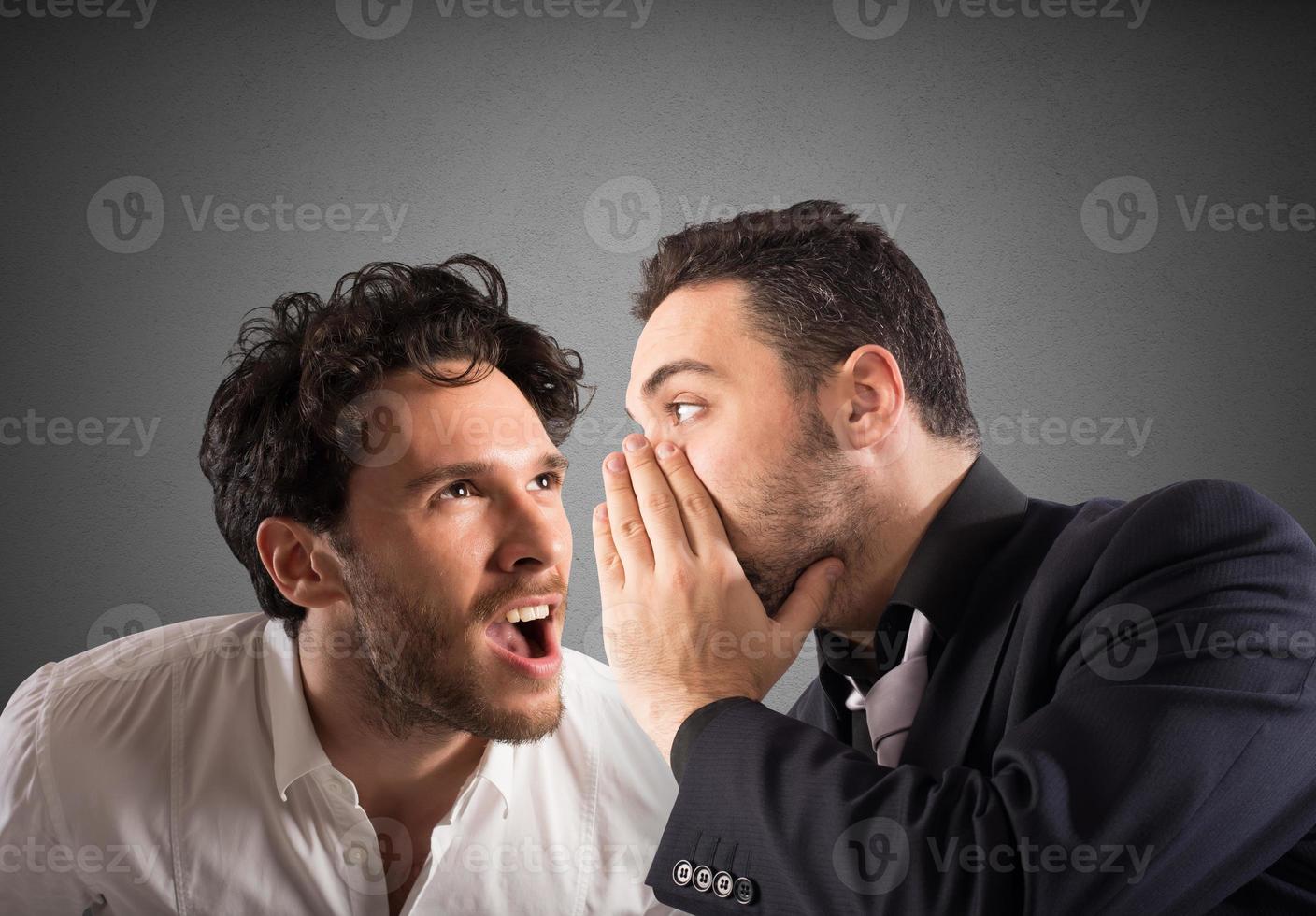 segredo fofoca entre homens foto