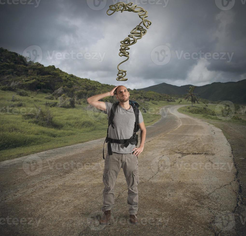 perdido explorador dentro montanha caminho foto