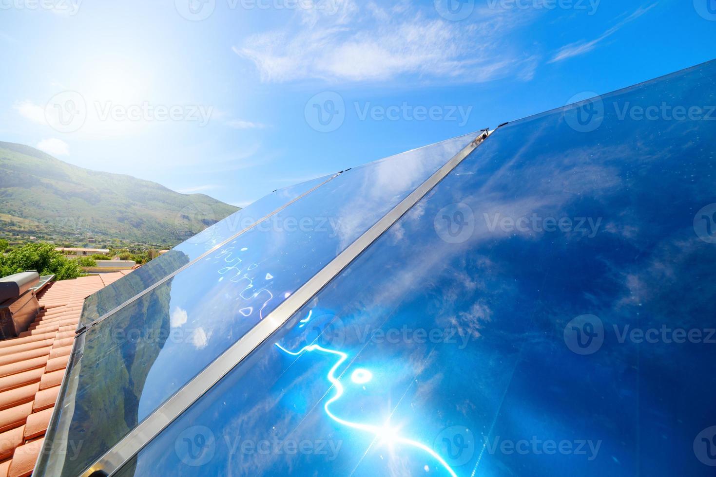renovável energia sistema com solar painel para quente água foto