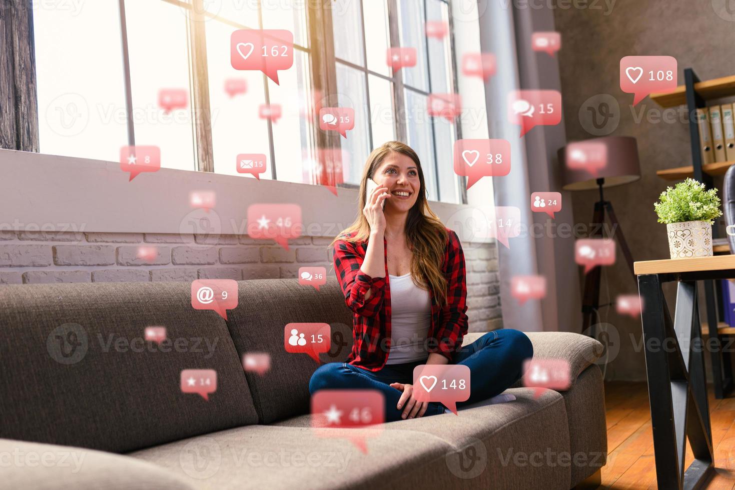 feliz mulher chats através da Smartphone com social rede mensagens, bate-papo e Comercial ícones foto