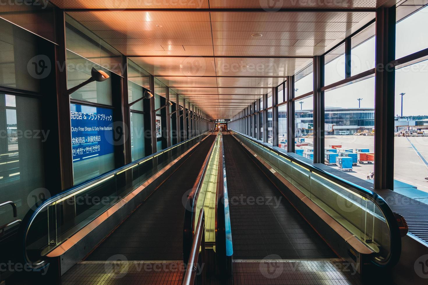 aeronave pista do uma moderno aeroporto construção foto