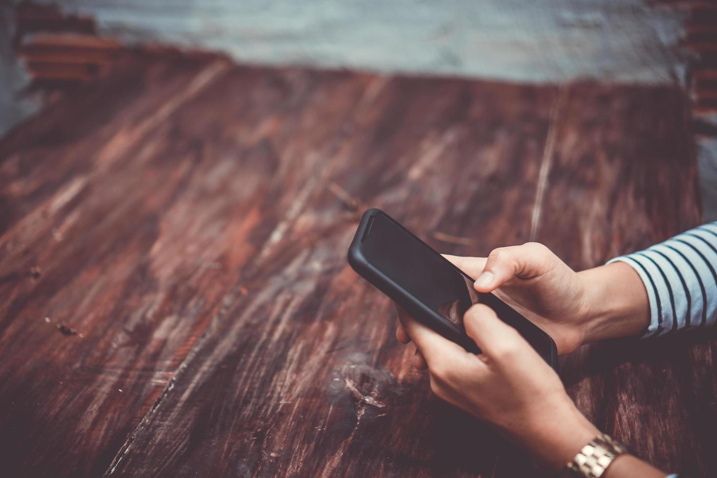 mulher usando um smartphone em uma cafeteria foto