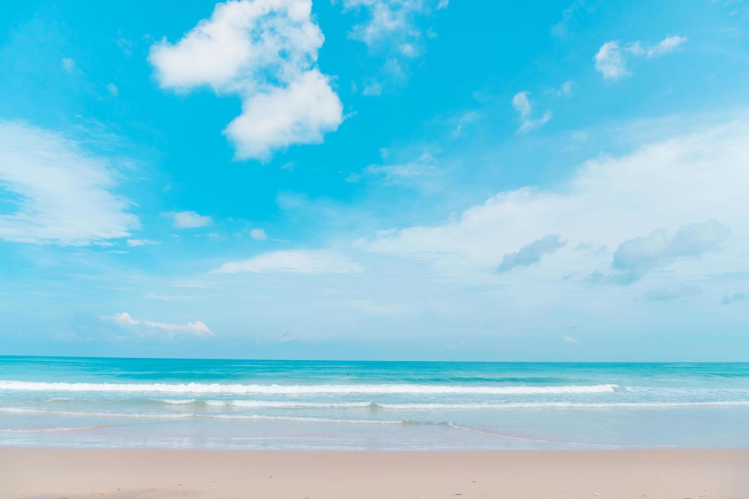 praia tropical e fundo de céu azul foto