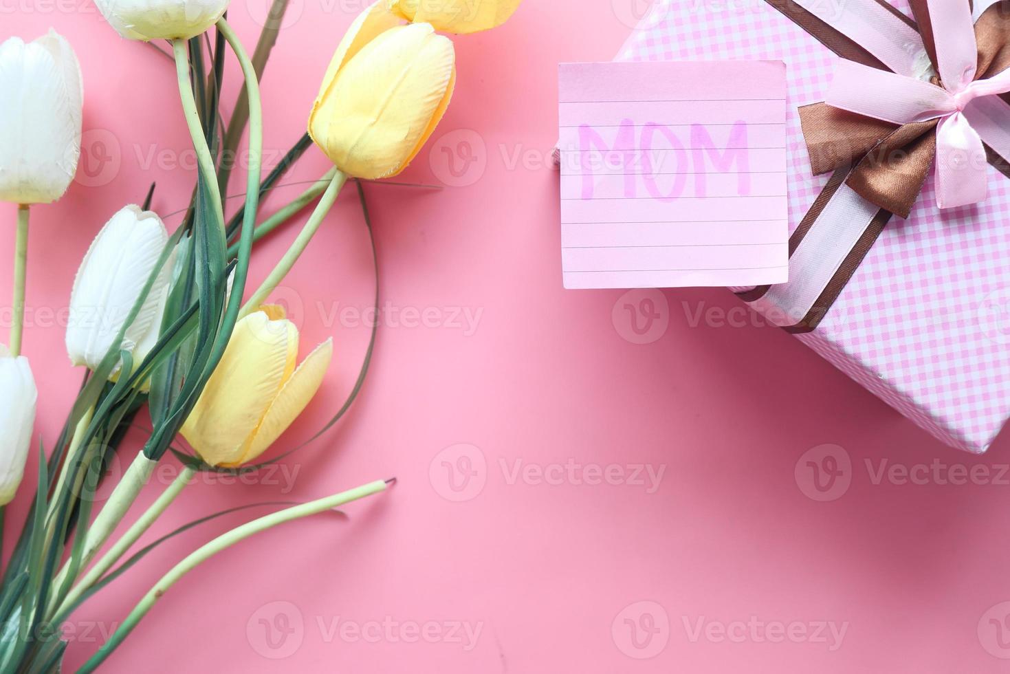 presente do dia das mães em fundo rosa foto