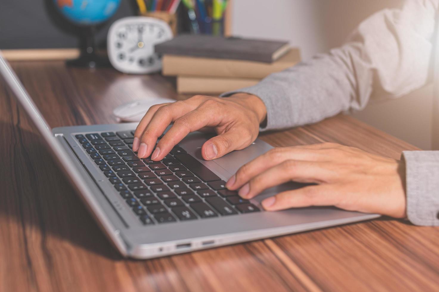 humano usando um computador para trabalhar e se comunicar foto