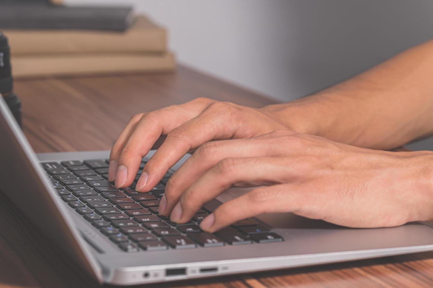 mãos humanas usando o computador para trabalhar e se comunicar foto