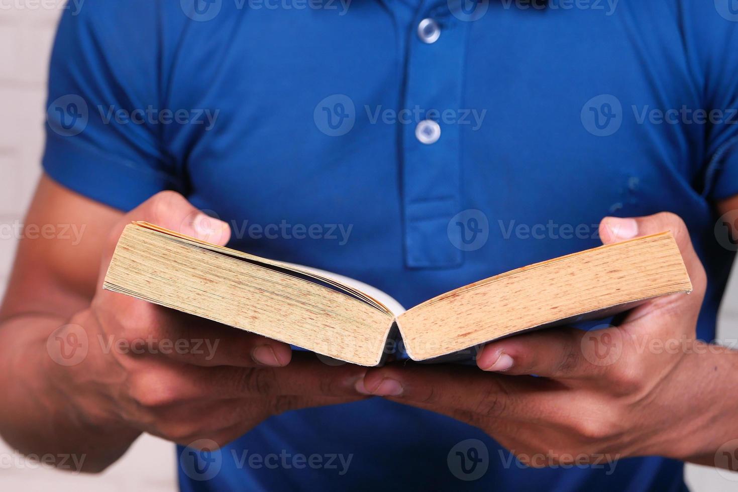 jovem lendo um livro foto