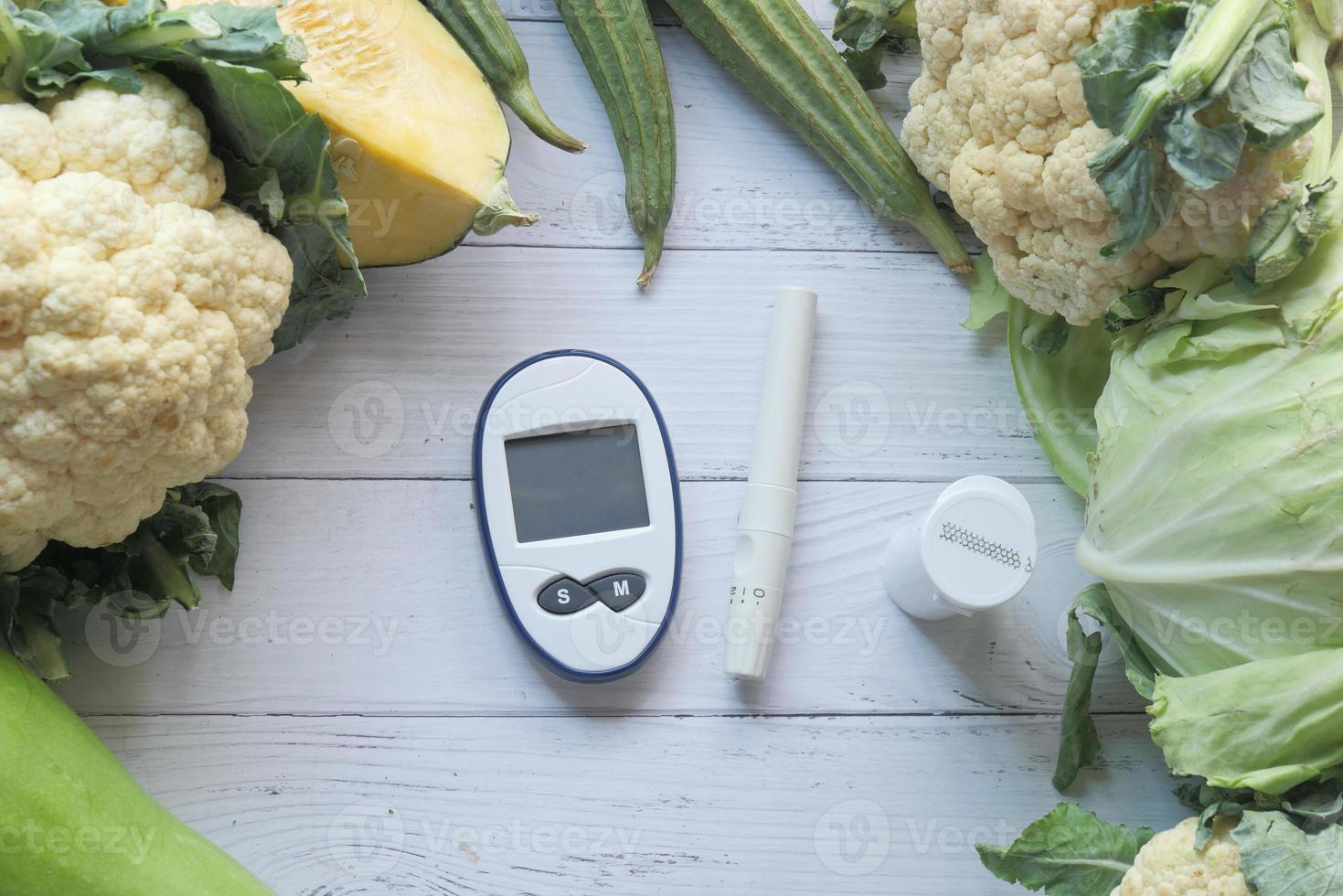 ferramentas de medição para diabéticos e vegetais frescos na mesa foto