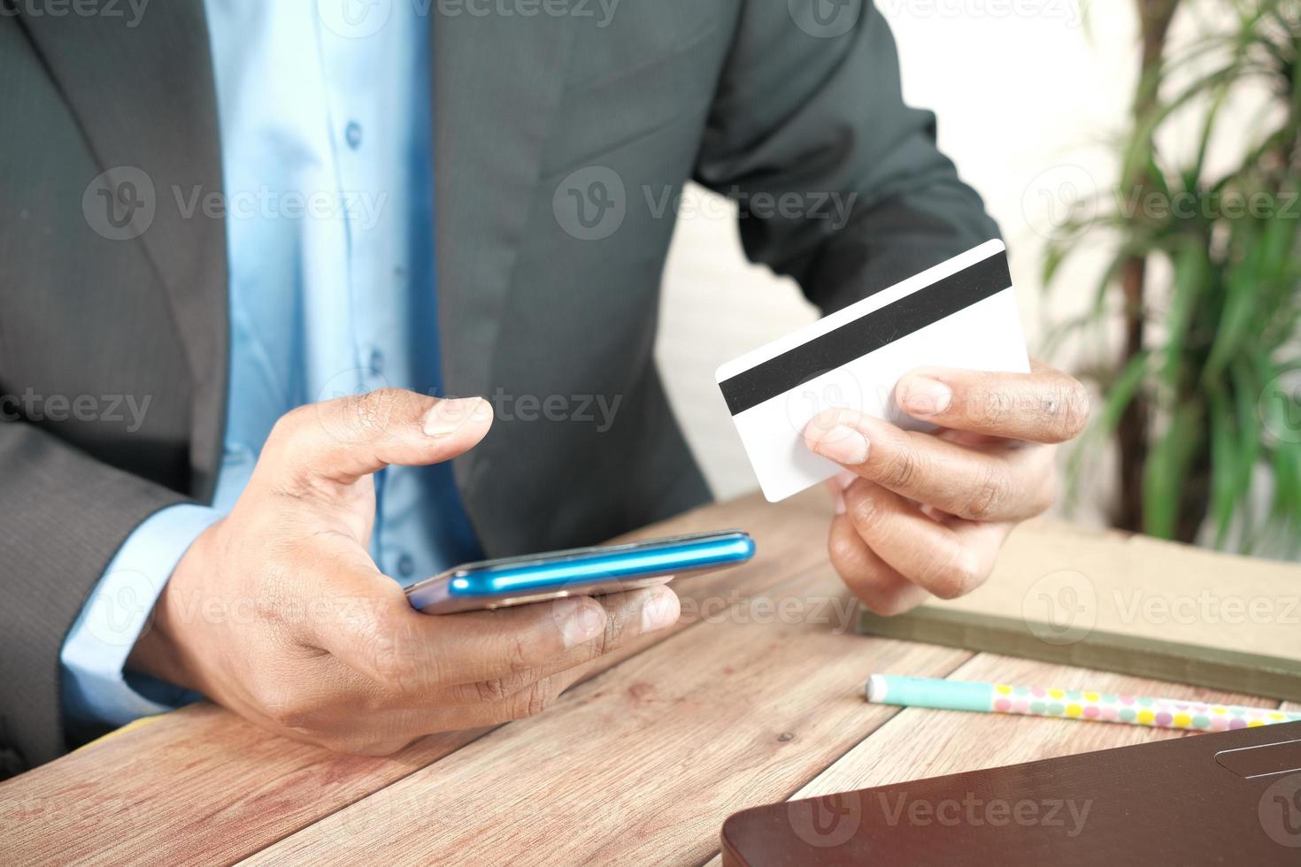 homem comprando online com cartão de crédito foto