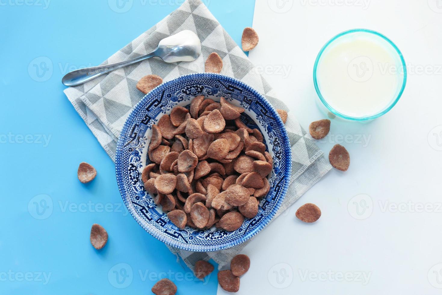 vista superior de flocos de milho de chocolate em uma tigela foto