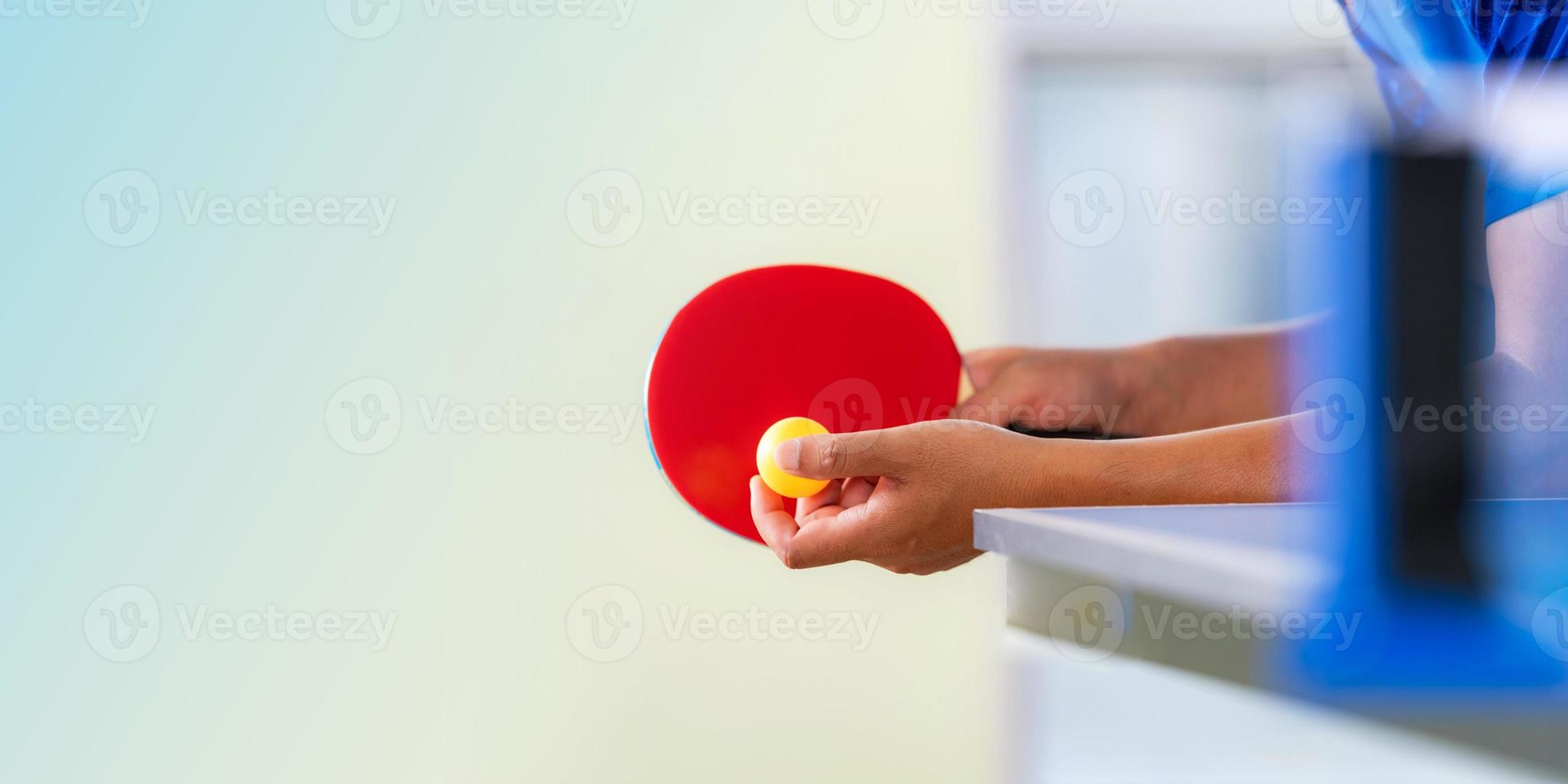 masculino jogando tênis de mesa com raquete e bola em um ginásio esportivo foto