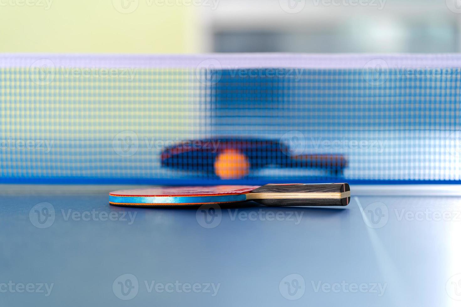 raquete de tênis de mesa e bola foto
