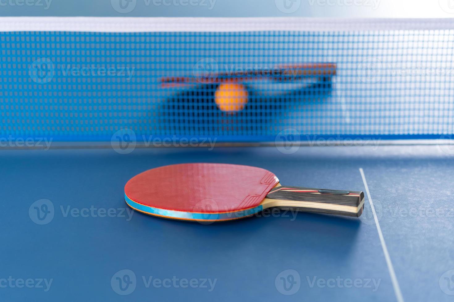 raquete de tênis de mesa e bola foto