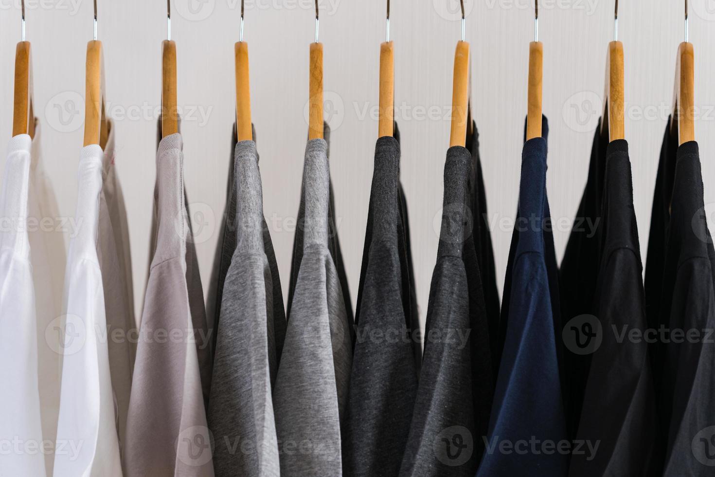 close up de camisetas em cabides, fundo de vestuário foto