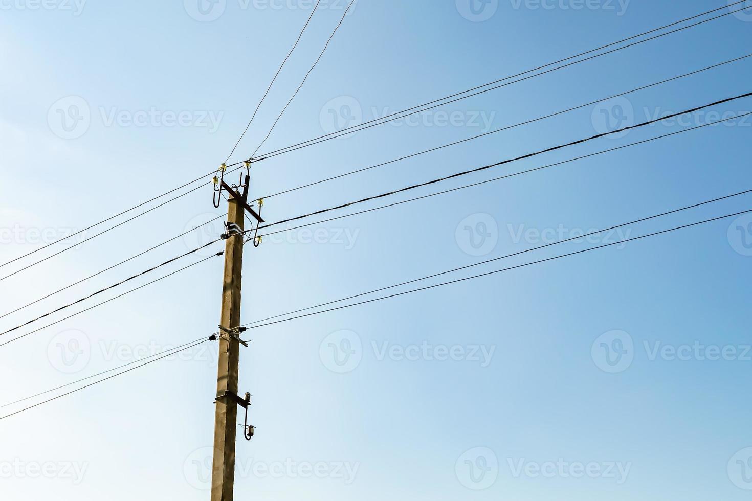 poste elétrico de potência com fio de linha em fundo colorido close-up foto