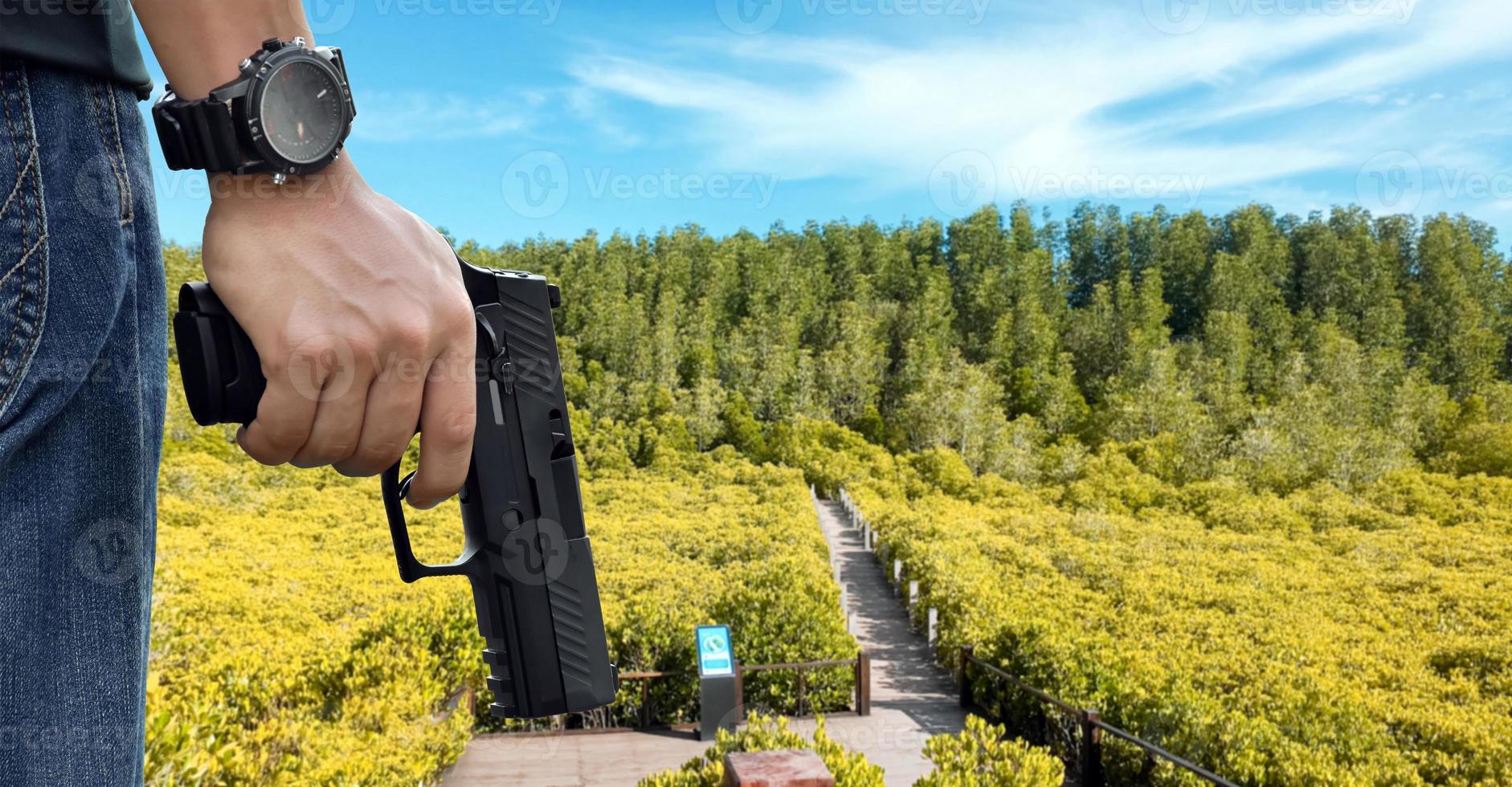 Pistola automática de 9 mm segurando na mão direita do atirador, conceito de segurança, roubo, gangster, guarda-costas em todo o mundo. foco seletivo na pistola. foto