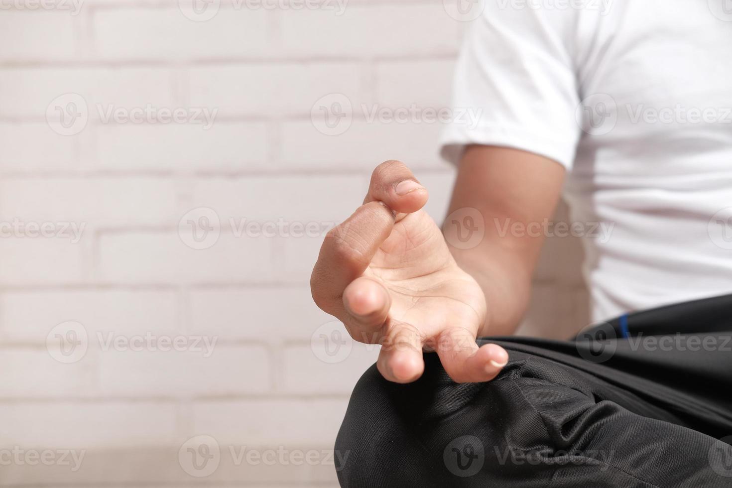 pose de lótus com as mãos fechadas foto