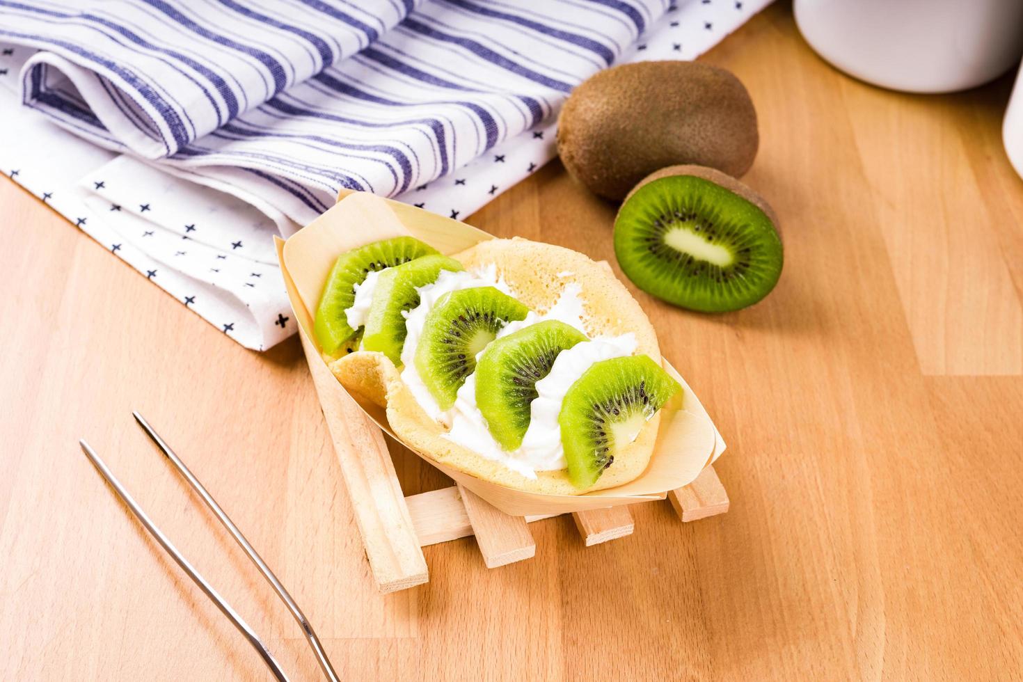 sobremesa de kiwi na mesa foto