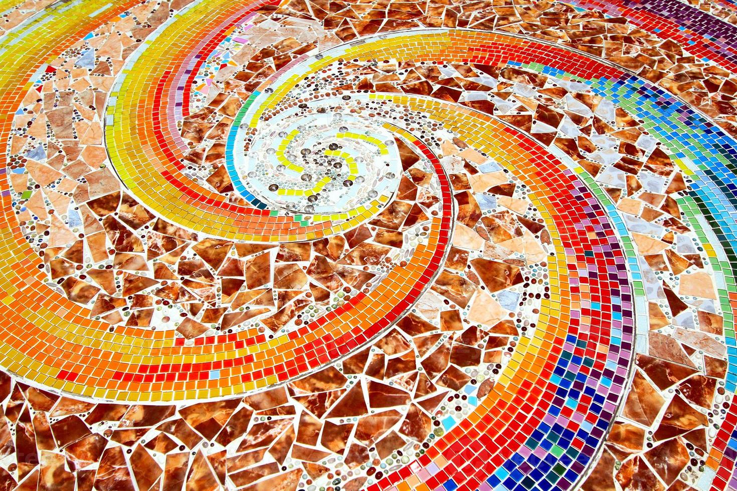 colorida do mosaico chão para fundo às wat pha sorn kaew. wat pha sorn kaew é uma budista mosteiro e têmpora dentro khao cor, phetchabun dentro norte do tailândia. arte e texto vermelho do telha papel de parede foto