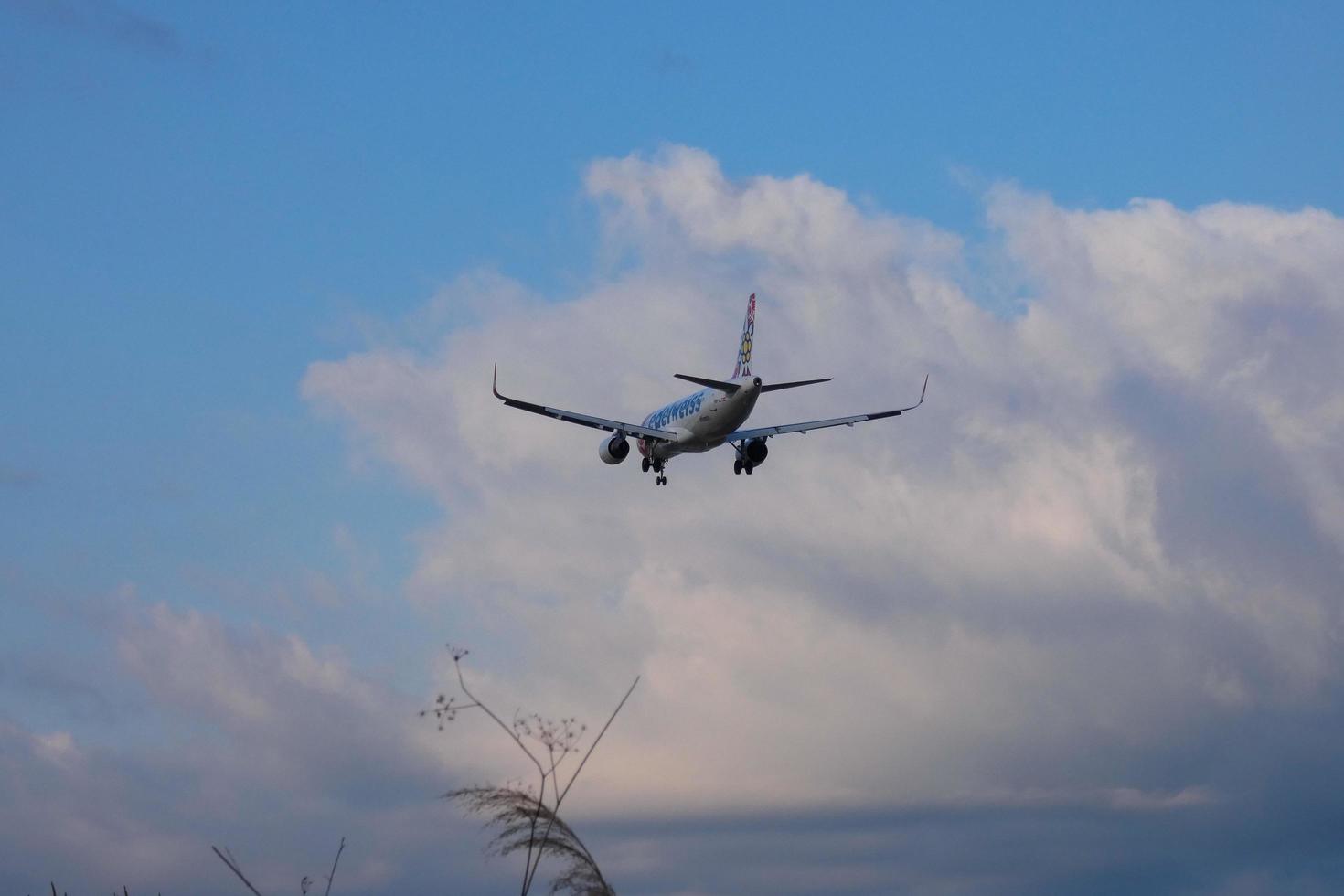 comercial aeronave sobrevoando a céu e A chegar às aeroporto foto