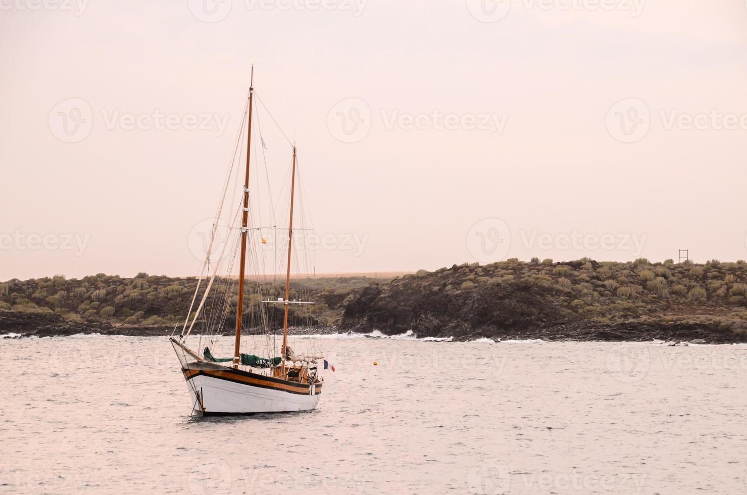 barco no oceano foto