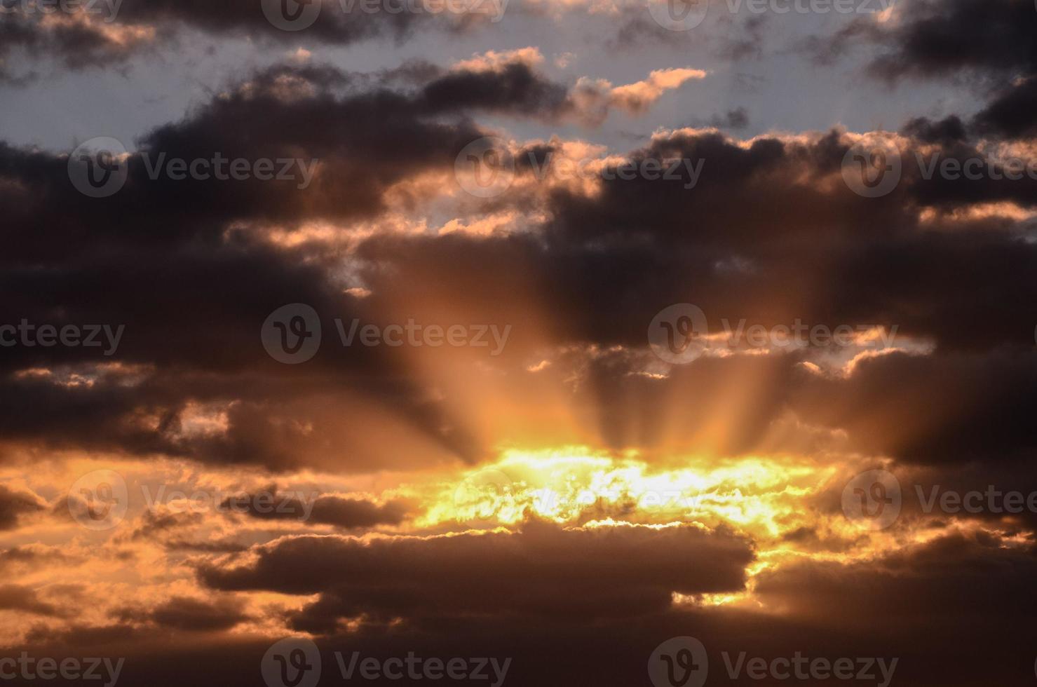 céu nublado ao pôr do sol foto