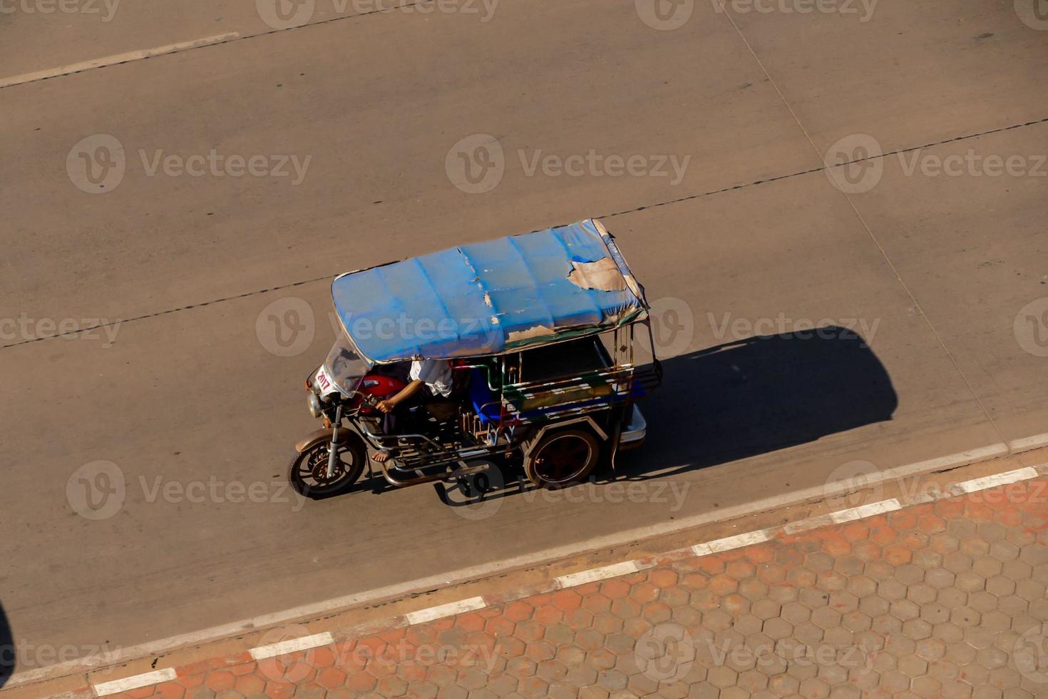 riquixá em a estrada - Laos 2022 foto