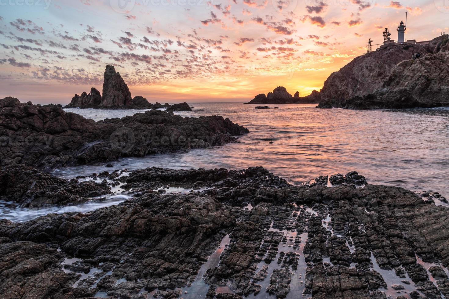 pôr do sol em uma bela costa foto