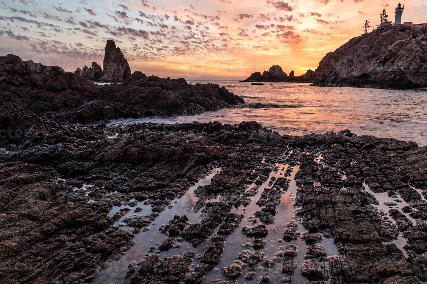 pôr do sol em uma bela costa foto