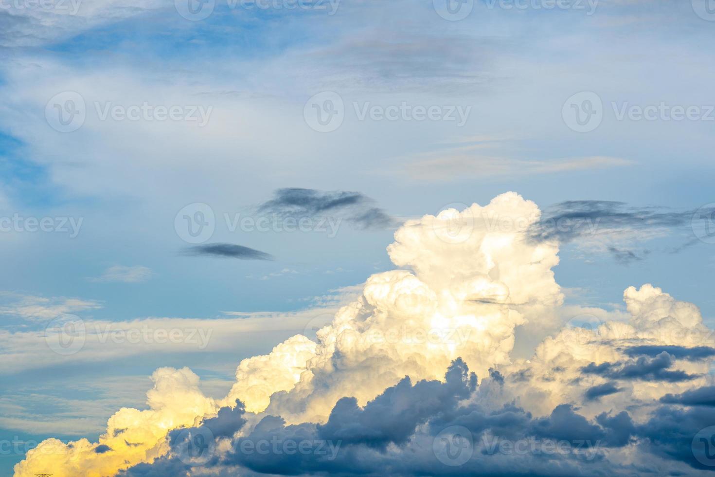 nuvens e azul ensolarado céu, branco nuvens sobre azul céu, aéreo visualizar, natureza azul céu branco grampo clima. foto