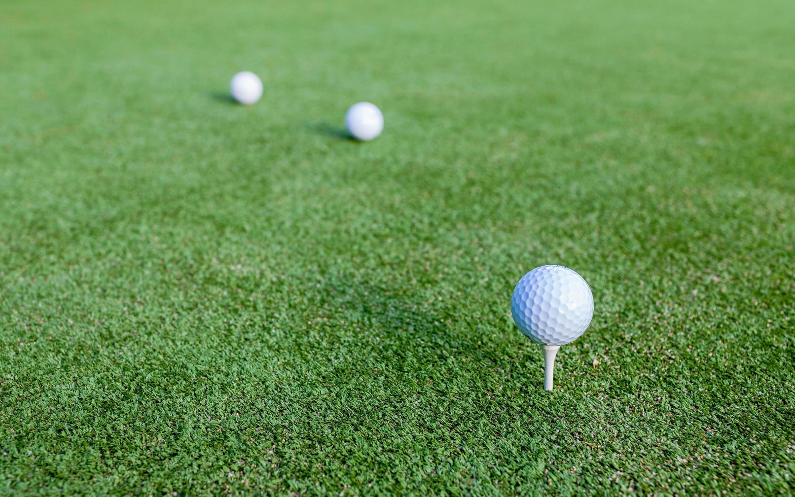 bolas de golfe na grama verde foto