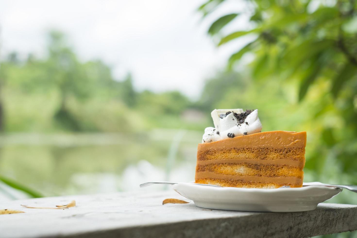 bolo de chá tailandês em uma mesa de madeira foto