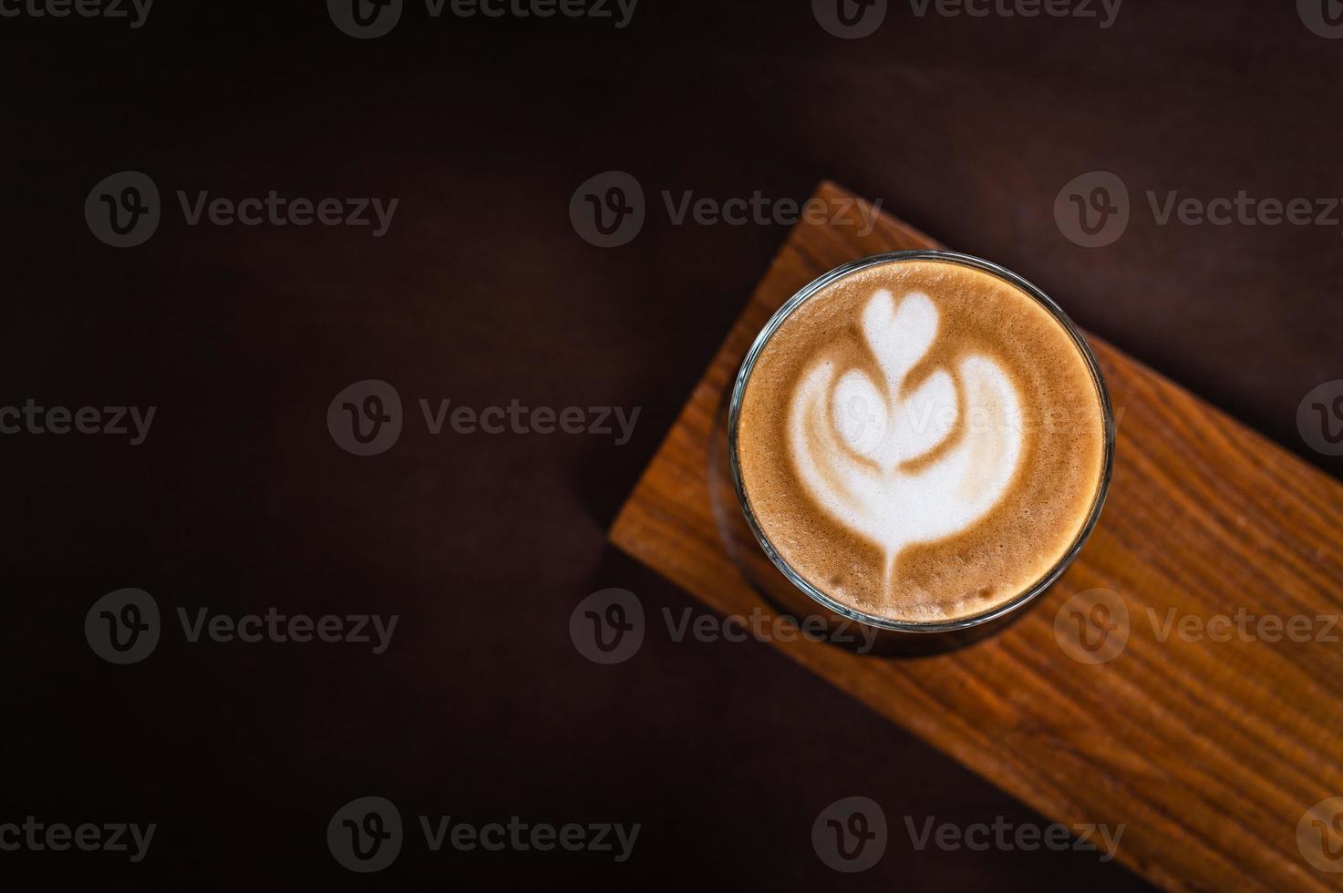 café com leite na mesa de madeira foto