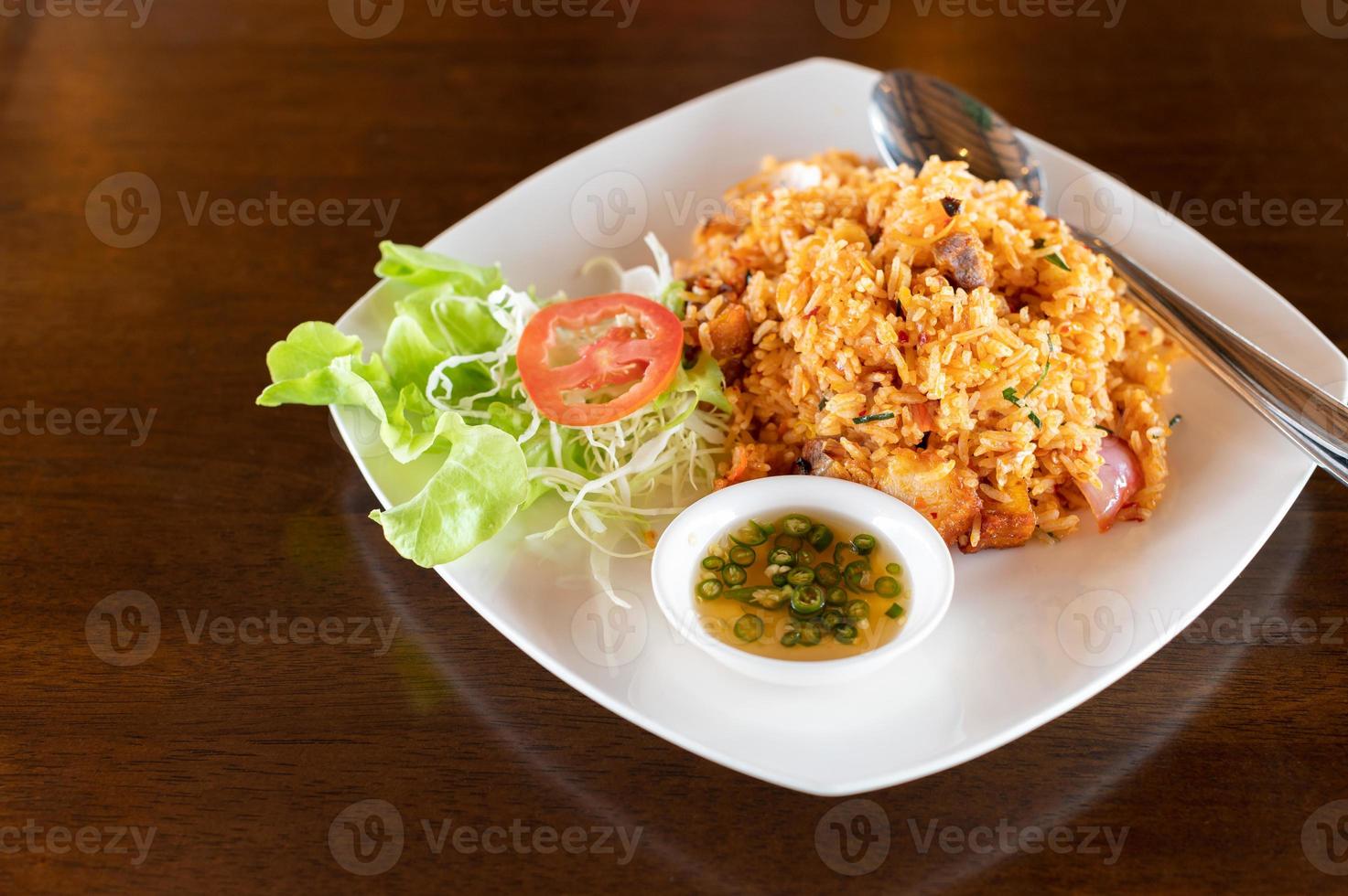 arroz frito em um prato foto